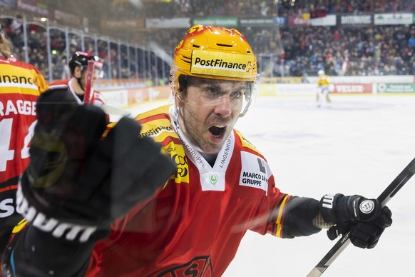 Berns PostFinance Topscorer Christopher DiDomenico jubelt nach seinem Tor zum 1-0 im zweiten Eishockey Playoff Viertelfinalspiel der National League zwischen dem SC Bern und EHC Biel, am Donnerstag, 1 ...