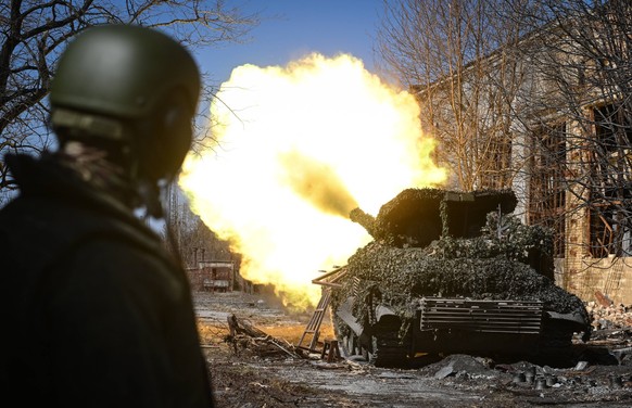 Russia Ukraine Military Operation Tank Unit 8653866 28.03.2024 Russian servicemen of the Centre group of forces fire from T-72B tank in the Avdeyevka sector of the front line amid Russia s military op ...