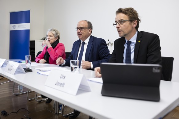 Regierungsrat Markus Dieth (AG), Praesident der Konferenz der Kantonsregierungen (KdK), Mitte, Staatsr�tin Florence Nater (NE), Vizepraesidentin KdK, hinten, und Regierungsrat Urs Janett (UR), Vorstan ...