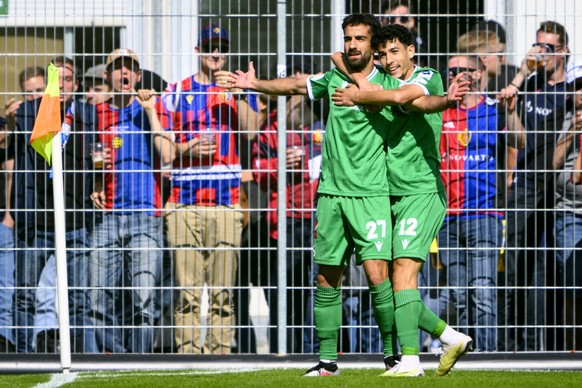 L&#039;attaquant yverdonnois Varol Tasar, gauche, celebre son but du 1 a 0 avec le defenseur yverdonnois Haithem Loucif, droite, lors de la rencontre de football de Super League entre le Yverdon Sport ...