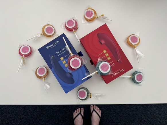 Des sucettes goût bite, des Womanizer, des tongs. La vie qu'on mérite.