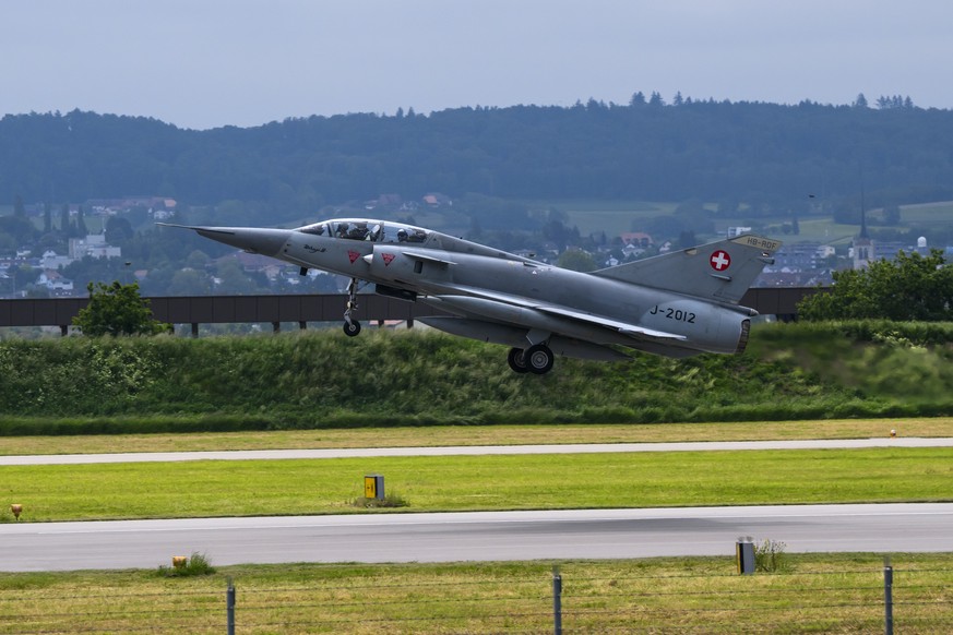 Le colonel neuchatelois a la retraite Thierry Goetschmann pilote le dernier vol de l&#039;avion Mirage III avec a son bord le passager Peter Egger le jeudi 25 mai 2023 depuis la base aerienne de Payer ...