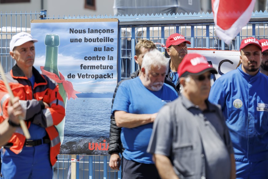 Les salaries de l&#039;entreprise Vetropack bloquent l&#039;une des entrees du site de la verrerie de Vetropack lors d&#039;une action syndicale d&#039;Unia, ce vendredi 17 mai 2024 a Saint-Prex (VD). ...