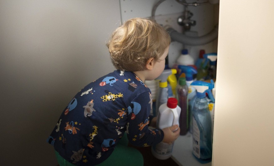 Attention, c&#039;est dangereux! De nombreux parents ont déjà appelé Tox Info parce que leur enfant avait bu quelque chose de toxique.