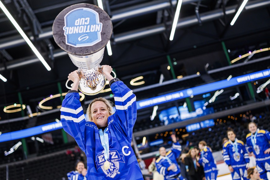 La joueuse zougoise Lara Stalder celebre avec la coupe apres la finale de Women&#039;s National Cup 2024/2025 de hockey sur glace entre le EV Zug et le HC Fribourg-Gotteron, ce dimanche 26 janvier 202 ...
