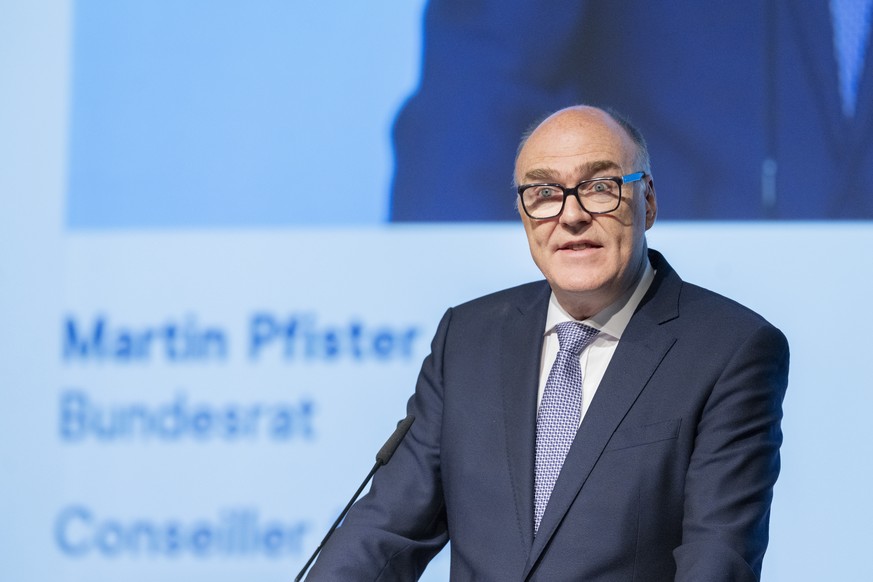 Der Bundesrat Martin Pfister bei seiner Rede, anlaesslich der Delegiertenversammlung der Mitte Partei vom Samstag, 28. Maerz 2026 in der Chollerhalle in Zug. (KEYSTONE/Urs Flueeler)