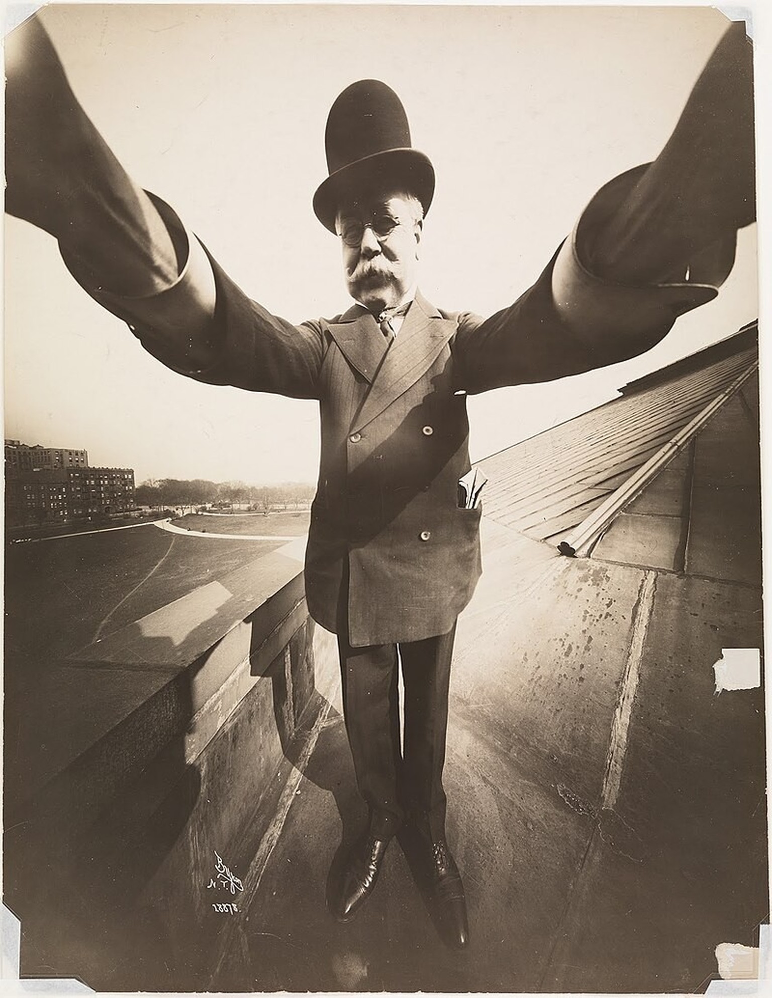Selbstporträt des englischen Fotografen Joseph Byron, 1909.
