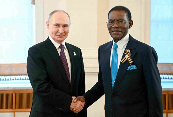Le président de Guinée Equatoriale, Teodoro Obiang Nguema, photographié ici avec le président russe Vladimir Poutine à Moscou, le 8 mai 2025.