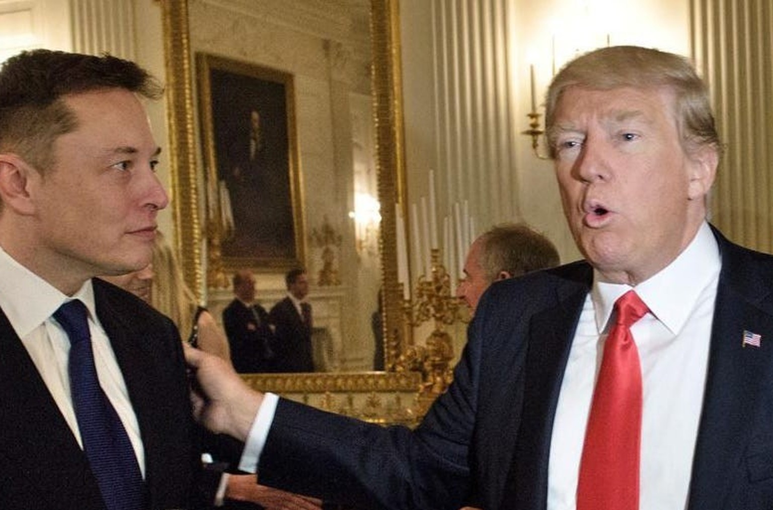 Vendredi 3 février 2017, Donald Trump, alors président, discute avec Elon Musk, PDG de Tesla et de SpaceX... dans la salle-à-manger de la Maison Blanche.