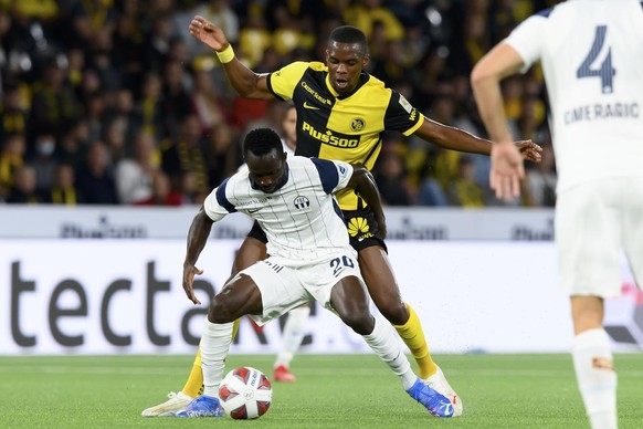 Zuerichs Ousmane Doumbia, links, gegen YBs Christopher Martins, rechts, im Fussball Meisterschaftsspiel der Super League zwischen dem BSC Young Boys und dem FC Zuerich, im Stadion Wankdorf in Bern, am ...