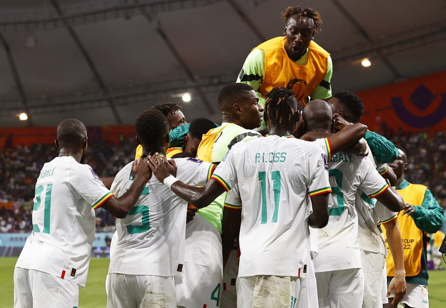 epa10336735 Players of Senegal celebrate their 2-1 lead during the FIFA World Cup 2022 group A soccer match between Ecuador and Senegal at Khalifa International Stadium in Doha, Qatar, 29 November 202 ...