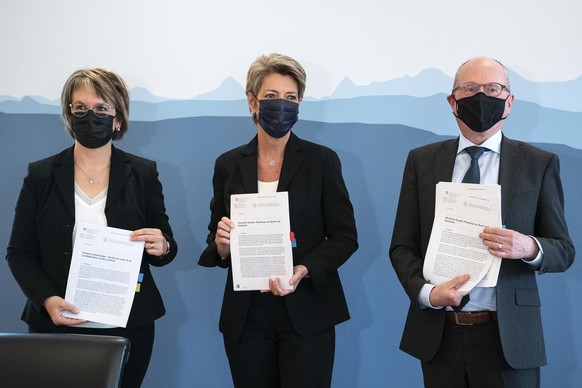 Bundesraetin Karin Keller Sutter, Mitte, Regierungspraesidentin Nathalie Barthoulot.Praesidentin der Konferenz der kantonalen Sozialdirektorinnen und Sozialdirektoren (SODK), links, und Regierungsrat  ...