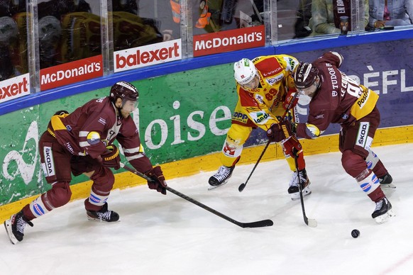 Biel&#039;s forward Tino Kessler, centre, vies for the puck with Geneve-Servette&#039;s forward Valtteri Filppula, left, and Geneve-Servette&#039;s defender Simon Le Coultre, right, during the third l ...