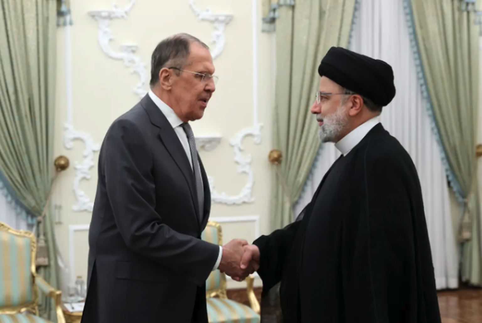 Le président iranien Raïssi reçoit le ministre russe des Affaires étrangères Sergueï Lavrov à Téhéran.