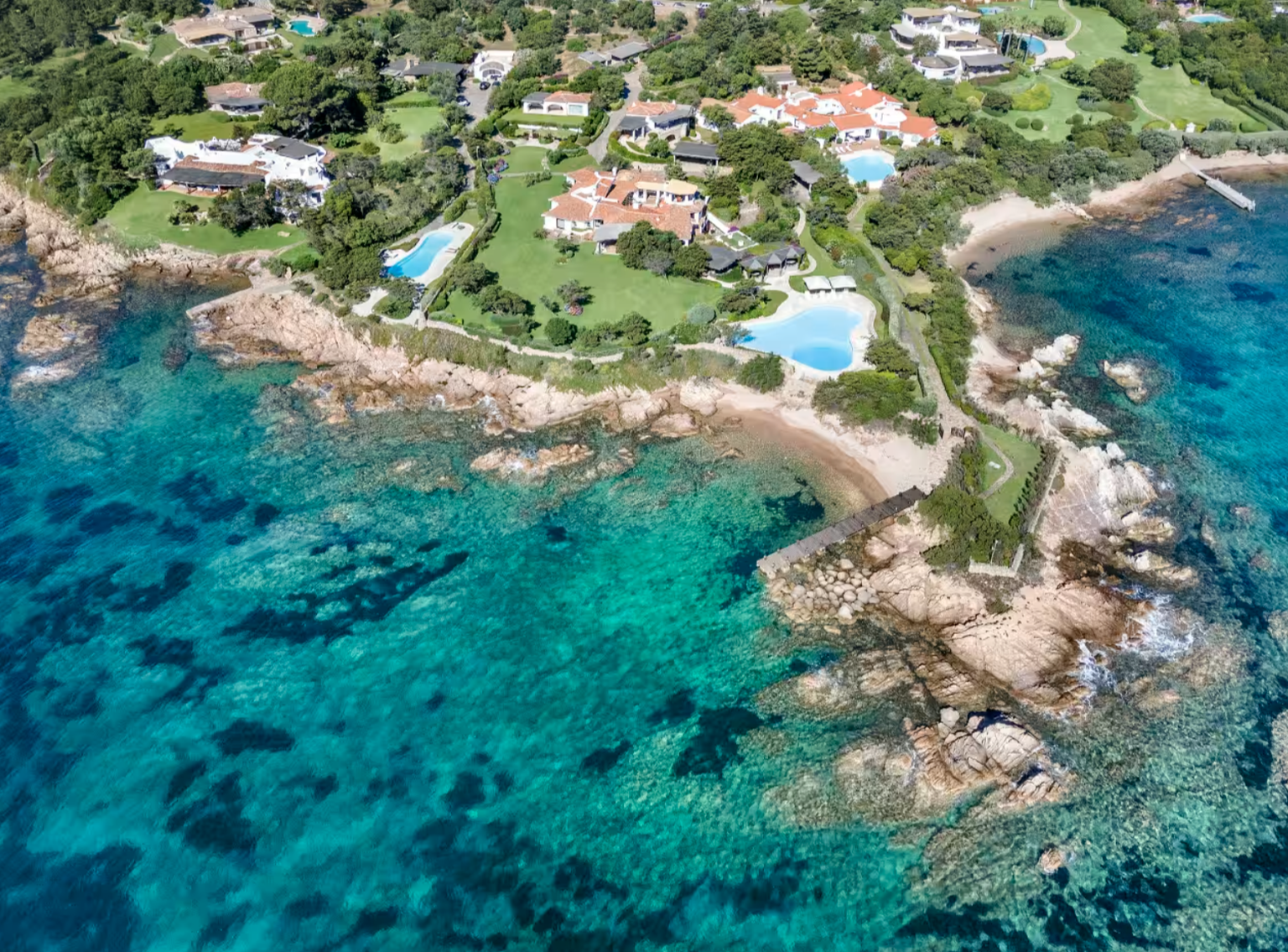 La villa offre un accès à deux plages privées, ce qui explique une partie du prix.