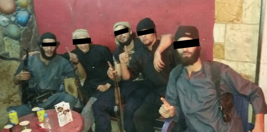 Rencontre suisse au sein de l'Etat islamique: Daniel D., de Genève (deuxième à partir de la gauche), et Ajdin B., de Lausanne (tout à droite), sont actuellement détenus par les Kurdes syriens. Le ...