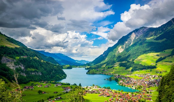 Vue aérienne du lac Lungernsee près de Lucerne, Suisse, Europe.