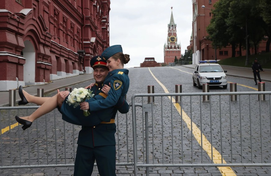 Ils se sont déjà trouvés, même sans l&#039;aide du Kremlin: un soldat russe avec son épouse à Moscou.