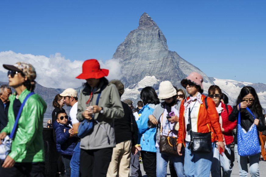 Des touristes et le Cervin, photographiés le lundi 25 juillet 2022 sur le Gornergrat, au-dessus de Zermatt.