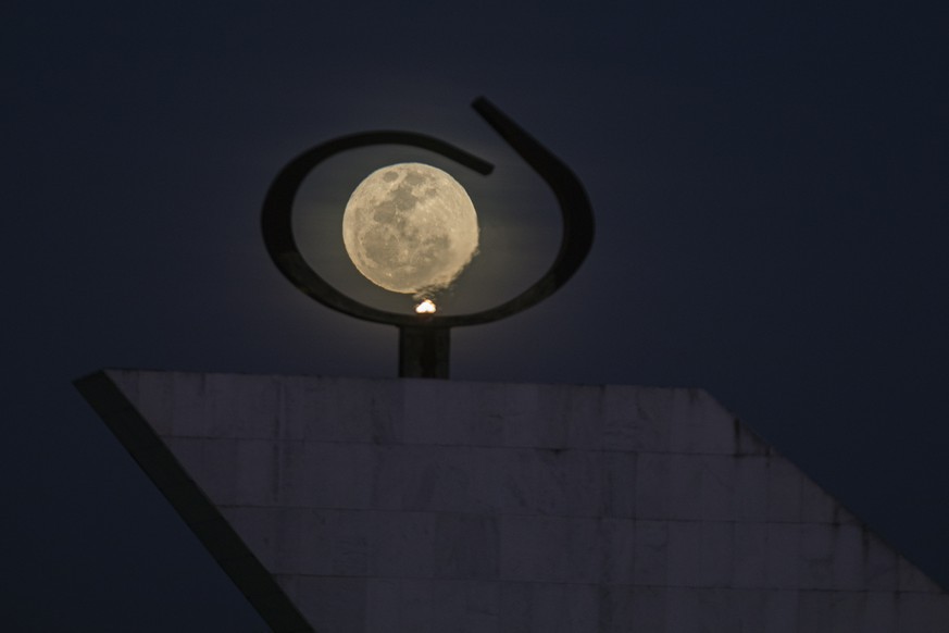 epaselect epa10069723 The supermoon rises behind the fire that is lit in the Pantheon of the Fatherland and Liberty, in Brasilia, Brazil, 13 July 2022. A supermoon occurs when the full moon coincides  ...