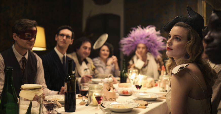 Les personnages de Albert Hirschmann (Lucas Englander), Varian Fry (Cory Michael Smith) et Mary Jayne Gold (Gillian Jacobs) dans la série Transatlantique.