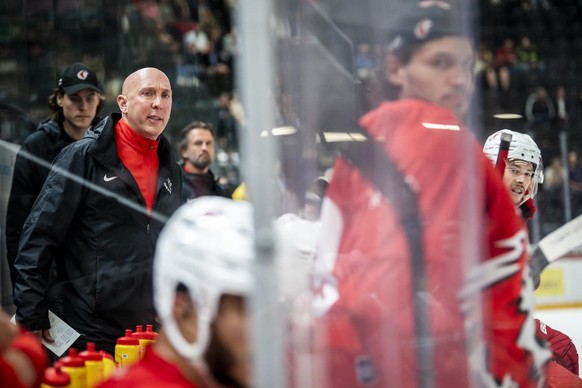 L&#039;entraineur lausannois John Fust, parle a ses joueurs lors d&#039;un match amical de hockey sur glace entre le Lausanne HC, LHC, et Geneve-Servette HC, GSHC, le mardi 17 aout 2021 a la patinoire ...