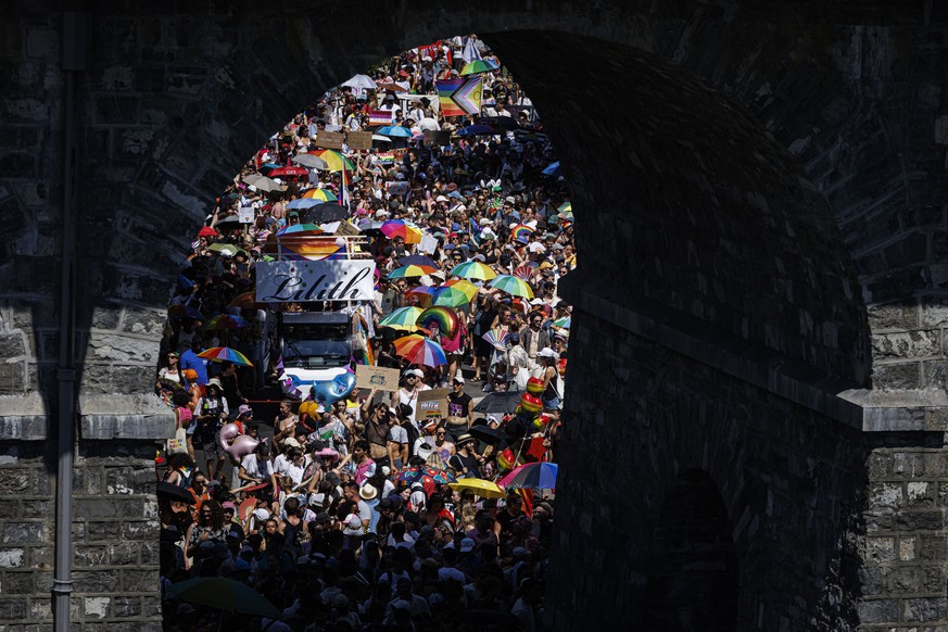 Des personnes defilent en cortege de plusieurs milliers lors de la marche des fiertes de la Lausanne Pride 2026, ce samedi 27 juin 2026 a Lausanne. (KEYSTONE/Valentin Flauraud).