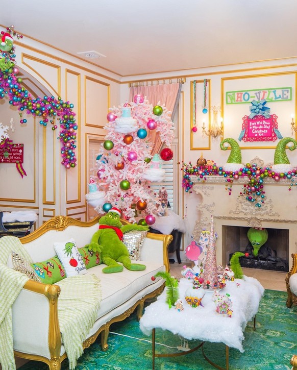 L'un des salons décorés sur le thème du Grinch.