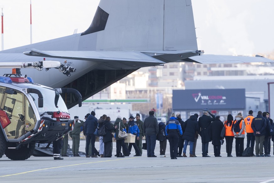 epa12628497 The coffins containing the remains of the Italian victims from the 'Le Constellation' bar are being loaded onto an aircraft of the Italian Air Force (Aeronautica Militare) at Sio ...