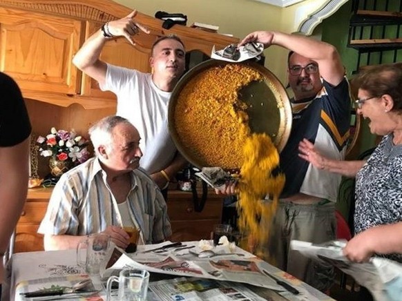 Faildienstag: Paella fällt beim Fotografieren aus der Pfanne