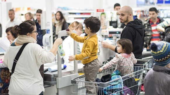 Einkaufstouristen kaufen im deutschen Einkaufszentrum Lago ein, am Samstag, 17. Januar 2015 in Konstanz. Nach der Aufhebung des Euro-Mindestkurses durch die Schweizerische Nationalbank (SNB) und dem F ...