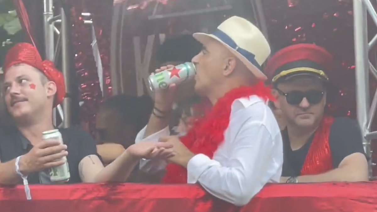 Alain Berset à la Street Parade à ça du bras d'honneur