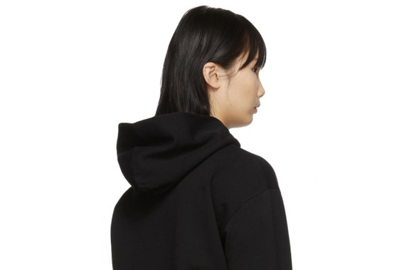 Ce hoodie est proposé au prix de 700 euros.