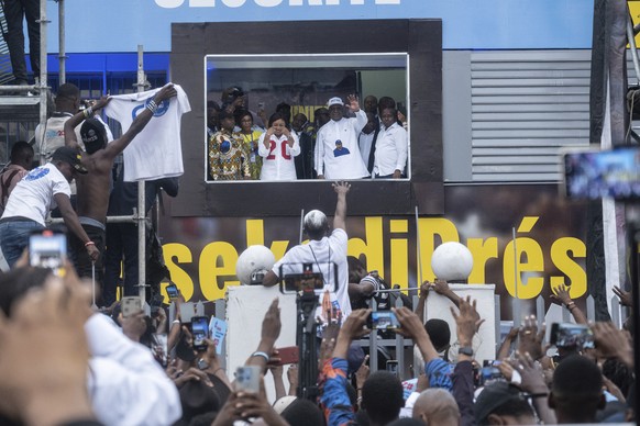 L'actuel président congolais Felix Tshisekedi salue ses supporters le 31 décembre, après avoir été déclaré victorieux.