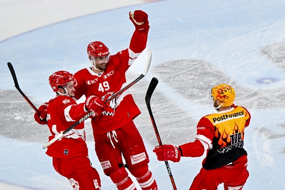 Le top scorer PostFinance lausannois Jiri Sekac, droite, fete son but et la victoire pendant la seance de tirs au but avec l&#039;attaquant lausannois Tim Bozon, gauche, et le defenseur lausannois Igo ...