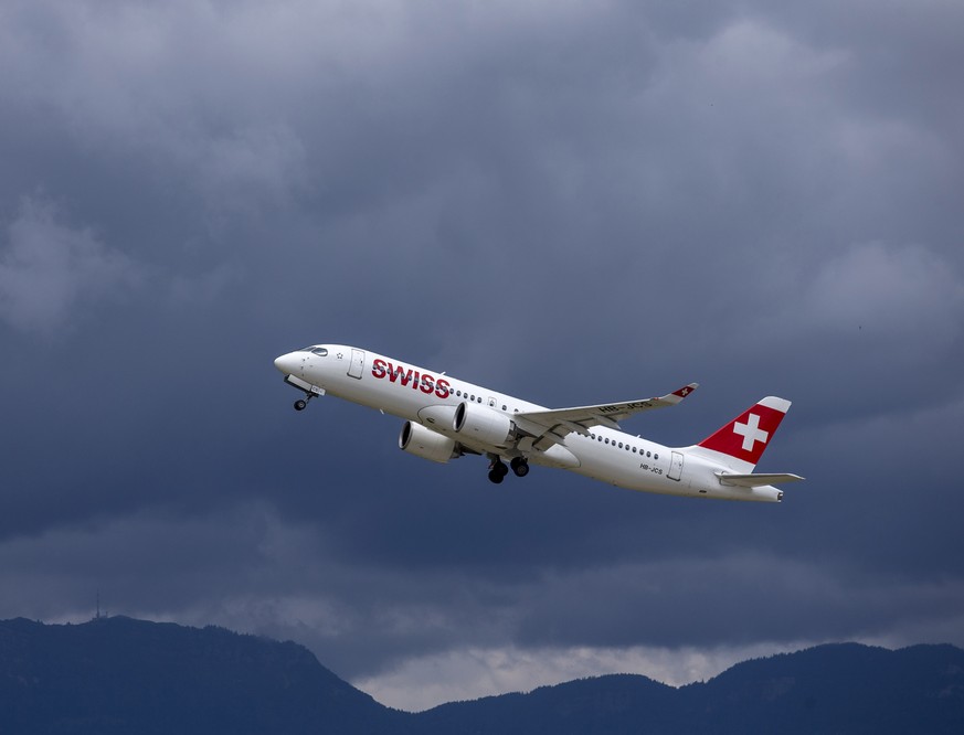 ARCHIVBILD ZUR MELDUNG, DASS DIE SWISS DEN FLUGBETRIEB IN GENF BIS ENDE FEBRUAR AUF EIN MINIMUM REDUZIERT, AM MONTAG, 1. FEBRUAR 2021 - An aircraft Airbus A220-300 (HB-JCS) of Swiss International Air  ...