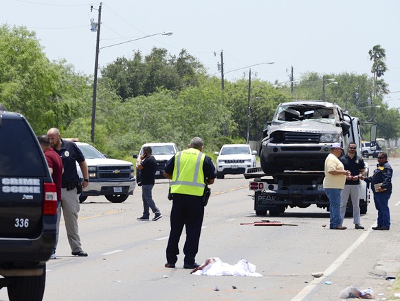 Les forces de l'ordre locales et les agents du FBI enquêtant sur la scène de crime après que le conducteur a heurté un groupe de migrants, le 7 mai 2023, à Brownsville, au Texas.