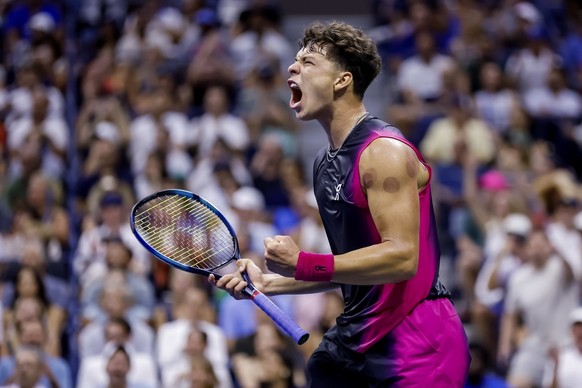 epa10849595 Ben Shelton of the United States reacts as he plays against Novak Djokovic of Serbia during their men&#039;s singles semifinal round match during the US Open Tennis Championships at the US ...