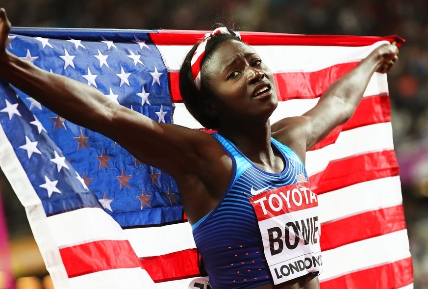 epa06129321 Tori Bowie of the USA celebrates after winning the women&#039;s 100m final at the London 2017 IAAF World Championships in London, Britain, 06 August 2017. EPA/SRDJAN SUKI