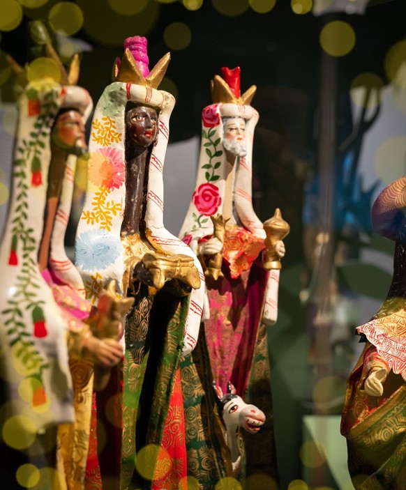 Dans cette crèche péruvienne de 1970, les Rois mages sont représentés avec un long cou en hommage au lama, élément important de la culture locale.