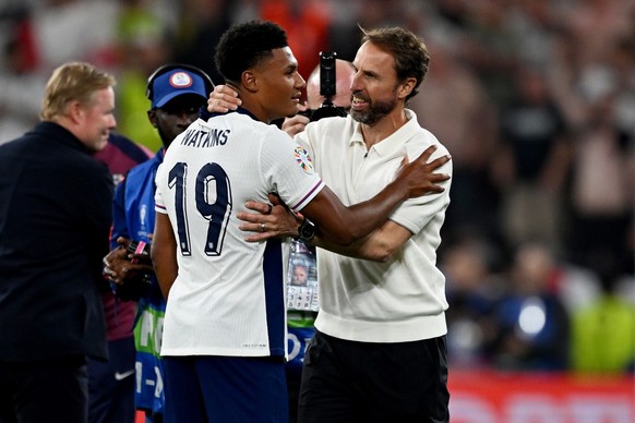 10.07.2024, Nordrhein-Westfalen, Dortmund: Fußball, UEFA Euro 2024, EM, Niederlande - England, Finalrunde, Halbfinale, Stadion Dortmund, Englands Siegtorschütze Ollie Watkins (l) wird nach dem Spiel v ...