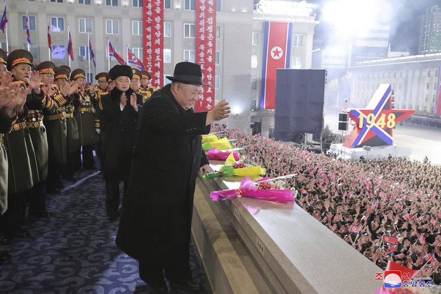 Kim Jong Un salue ses concitoyens, lors d'un défilé militaire sur la place Kim Il Sung à Pyongyang, en Corée du Nord.