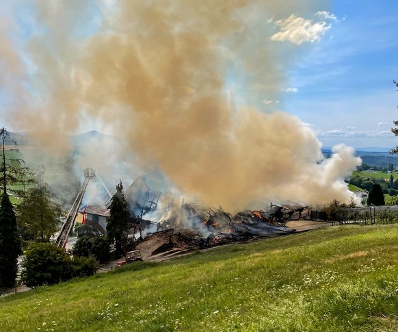 L'intervention a nécessité la mobilisation d'une centaine de pompiers.