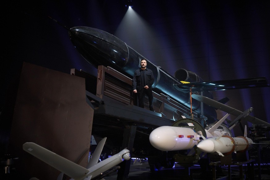 Le président ukrainien pose ici à côté du missile Koral, dont on ne connaît pas encore toutes les spécificités.