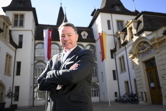 Chris McSorley, president de Sierre Valais Sport pose devant l&#039;Hotel de Ville apres la conference de presse sur la construction d&#039;une nouvelle patinoire &quot;Valais Arena&quot; au cÏur d&#0 ...