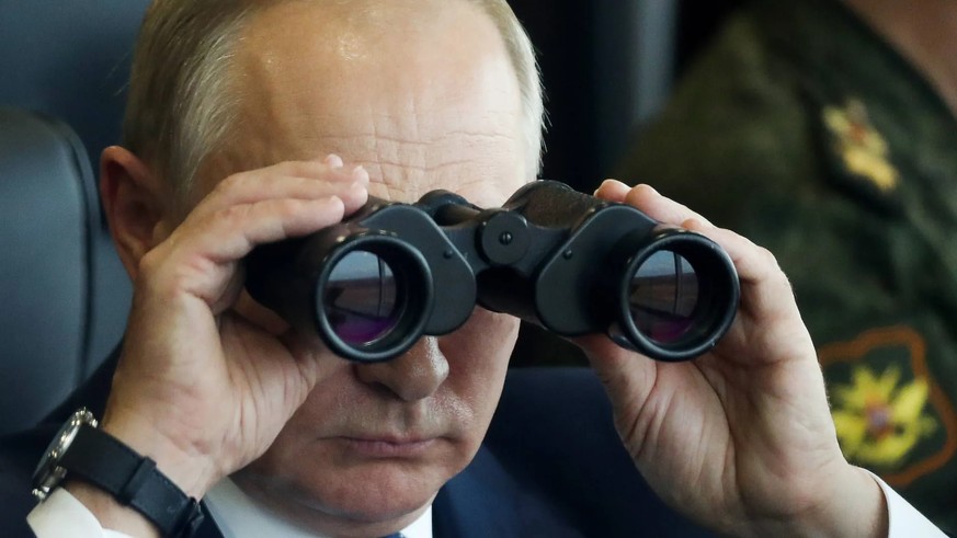 Vladimir Poutine avec des jumelles (photo d'archive): selon les médias, les soldats de son armée s'équiperaient de produits de luxe provenant de l'Occident.