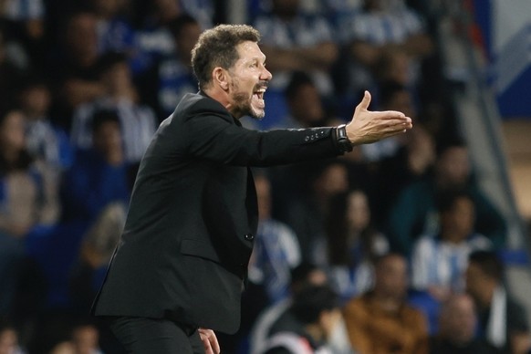 epa11646331 Atletico Madrid&#039;s head coach Diego Simeone gestures during the Spanish LaLiga soccer match between Real Sociedad and Atletico Madrid, in San Sebastian, Spain, 06 October 2024. EPA/Jav ...