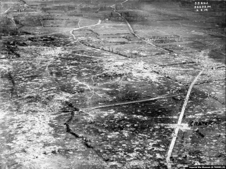 Un paysage criblé par les obus d'artillerie près de Quatre Rois, en Belgique, 1917.