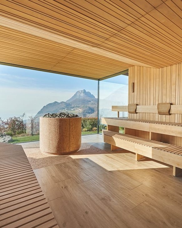 Le Lefay Spa en Italie, allie harmonieusement holistique et hédoniste. Le sauna panoramique se trouve dans la zone réservée aux adultes.
