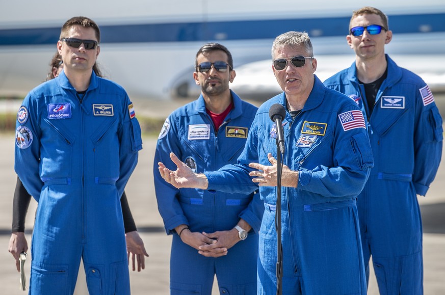 epa10482386 NASA astronaut Stephen Bowen, Commander of the NASA?s Crew-6 (C), speaks after he arrives to the NASA center in Titusville, Florida, USA, 21 February 2023. Next to Bowen are, from left, Ro ...